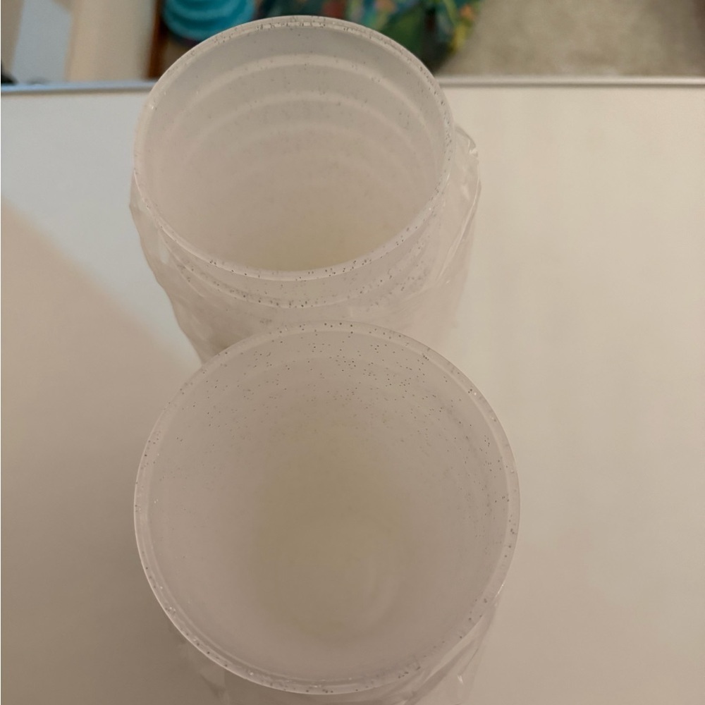 Clear Plastic Cups with Lids and Straws - Picture 4 of 5